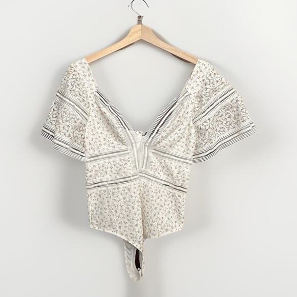 Blue Blush White Ditsy Floral Bodysuit Flutter-Sleeves Size M Lace - Picture 1 of 3